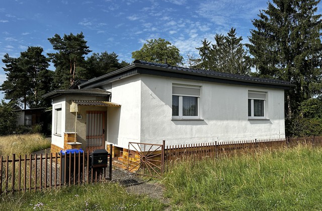 Kleines Anwesen mit großem Grundstück