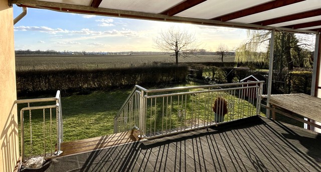 Helles Wohnhaus am Feldrand