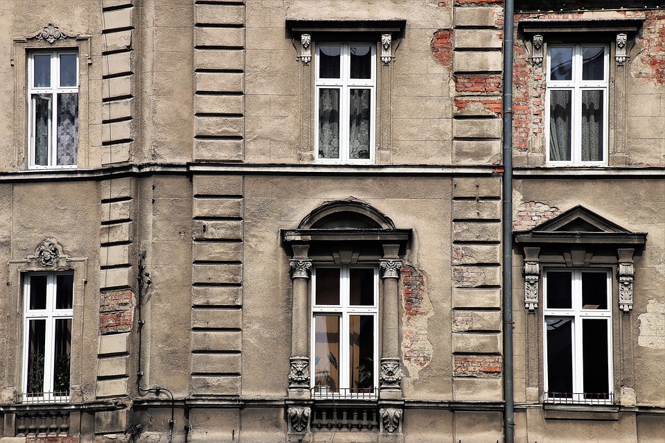Alte Mehrfamilienhausfassade